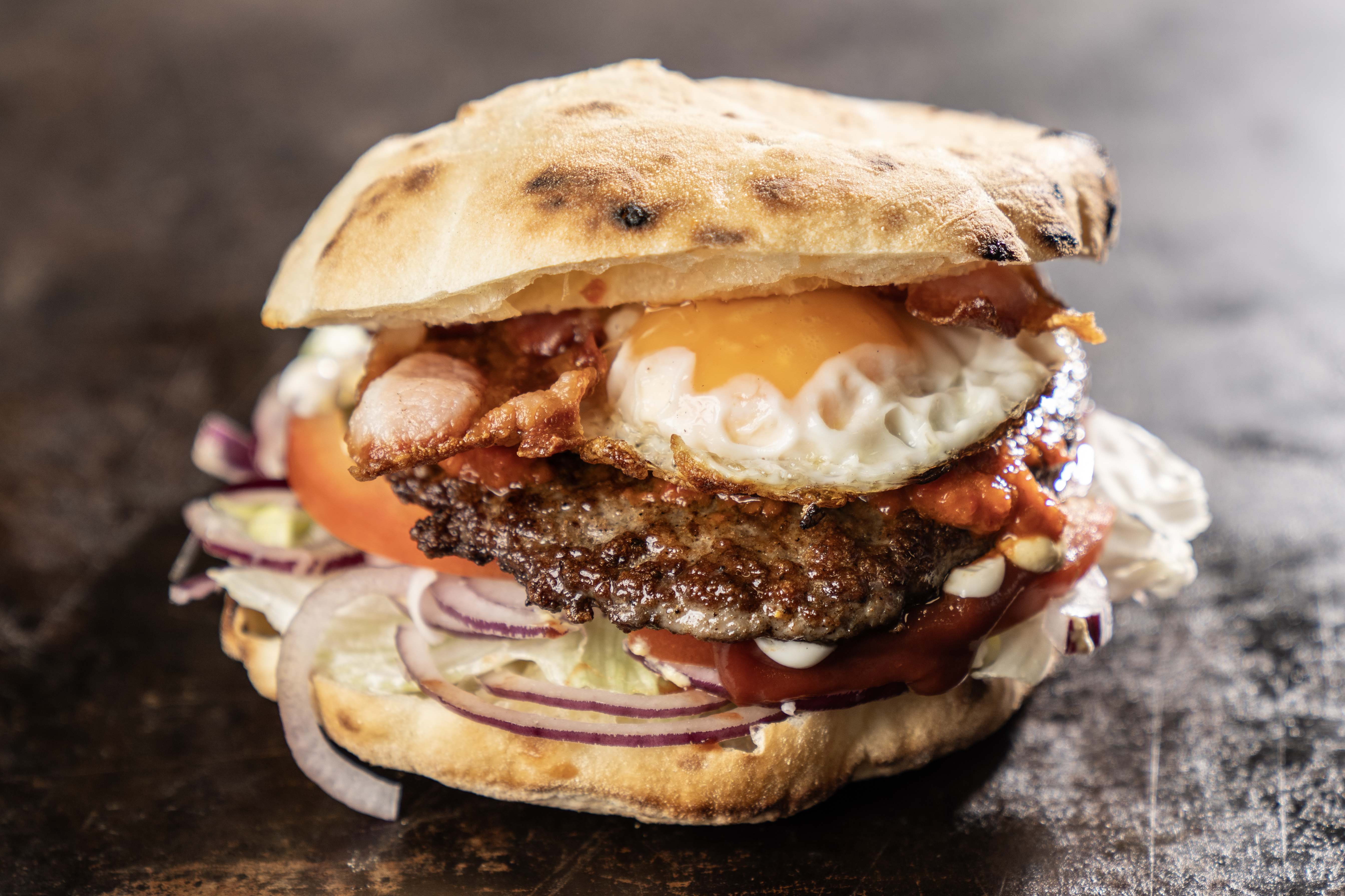 Tojásos-baconos balkán burger